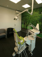 Behandelkamer met een groene fotowand